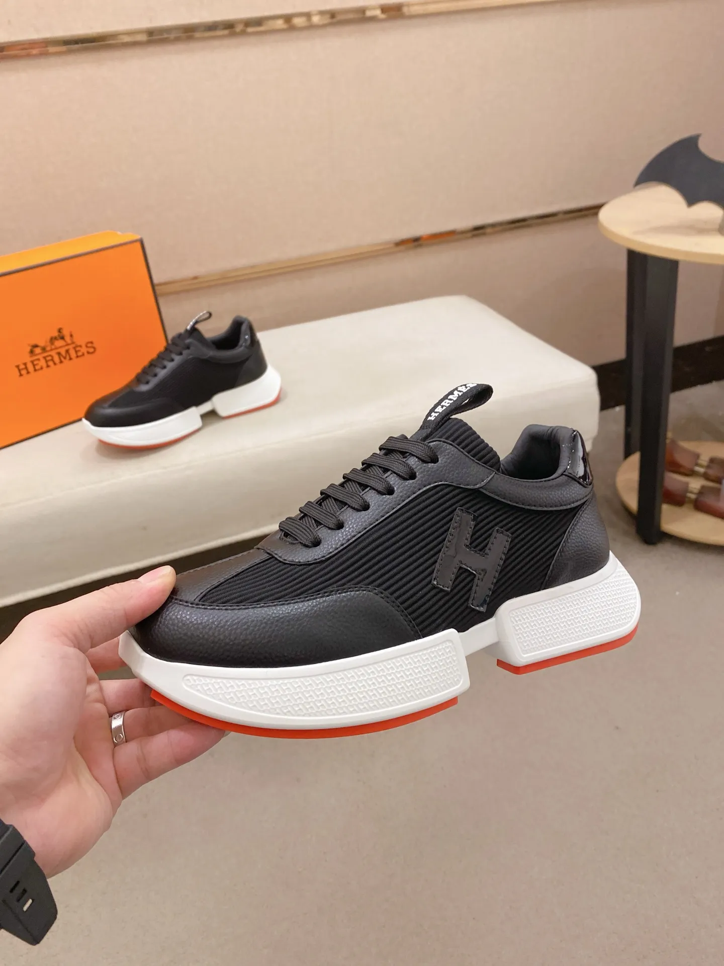 Ex-factory price: 460💰《HERMES》【Classic original single version】Hermès; top 🔝purchasing agent🔍🔍men's latest 🇺🇸 counter sales simultaneously, imported from Italy original ▲▲cowhide ▲▲ (high-end, nobility, class) ) Exquisite workmanship (Italian 🇮🇹 imported water-dyed 🐂 cowhide lining) sole: original sole provided by the original factory, ⚠️exclusive double-layer activity·TPR·rubber·combined molded outsole; super comfortable·wear-resistant·non-slip·environmental protection The real thing is more beautiful if you take the real thing (high quality, follow the order). You can enter and exit the counter at will * Number of yards: 38-44 (45 can be customized and cannot be returned or exchanged)